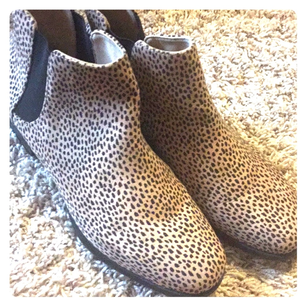 OLD NAVY LEOPARD BOOTIES SIZE 9